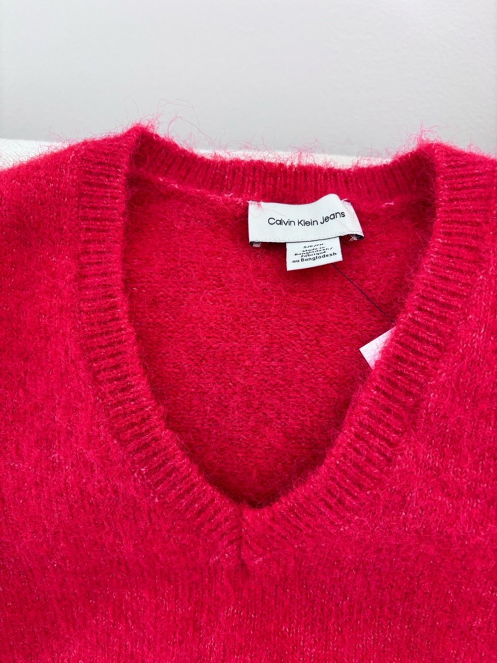 Calvin Klein Jeans Women's V-Neck Sweater in Bright Red